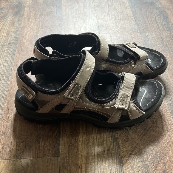 Women's Ecco Yucatan size 40 walking sandal - Picture 2 of 6